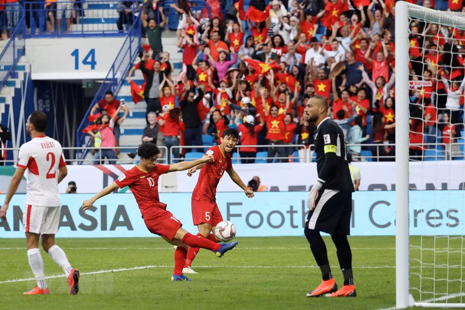 Le Vietnam a livré un match acharné contre la Jordanie lors des huitièmes de finale, le 20 janvier, au stade Al-Maktoum, à Dubaï, aux Emirats Arabes Unis (EAU). 