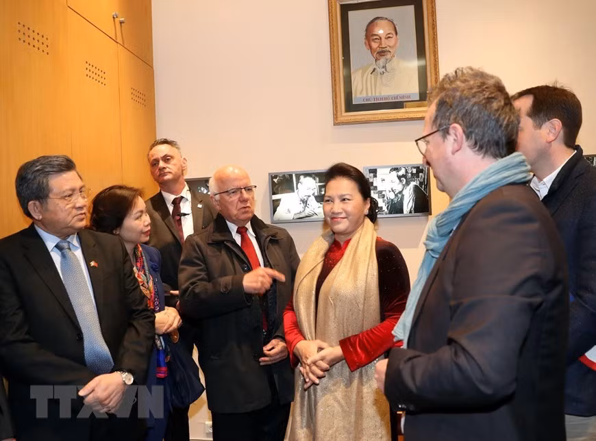  La présidente de l’Assemblée nationale du Vietnam, Nguyen Thi Kim Ngan, visite l’espace dédié à Ho Chi Minh au musée de l’Histoire vivante dans le parc Montreau. 