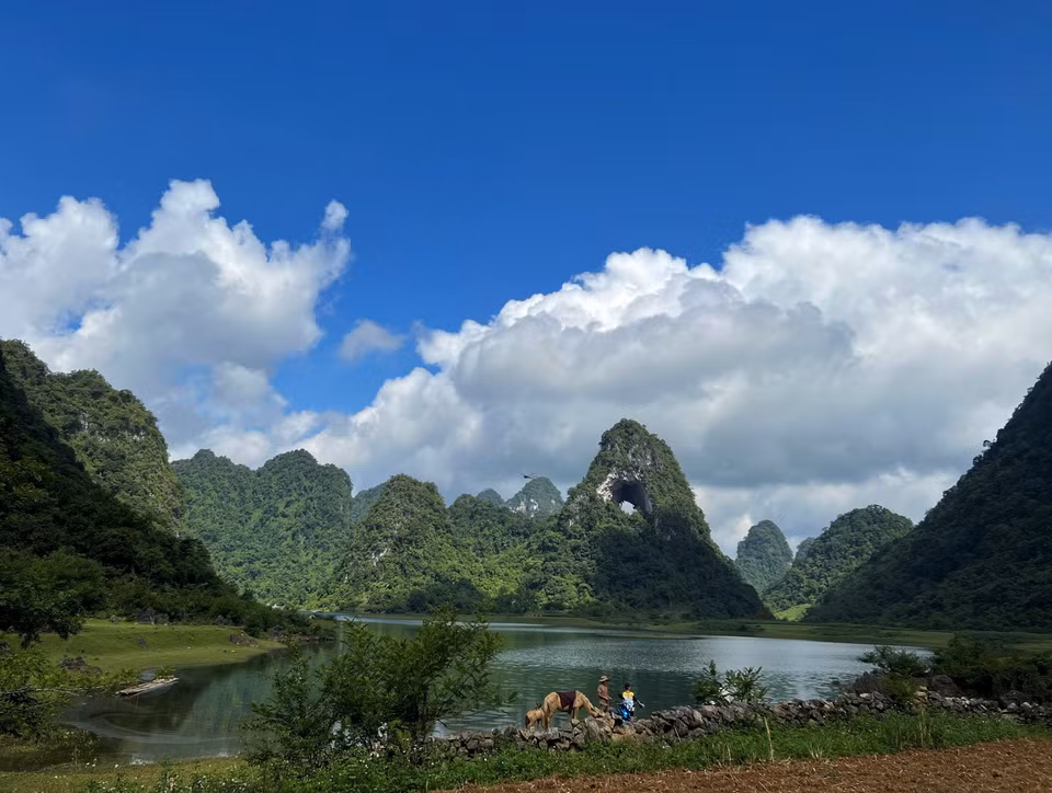 La montagne Mat Thân se situe à environ 50 km de la ville de Cao Bang, dans la province frontalière éponyme au Nord. Bien que vous puissiez y aller en voiture, les motos sont le moyen de transport le plus pratique car la fin de la route menant à la montagne est assez étroite et seules les motos peuvent aller aussi loin dans la vallée. Photo : VNA