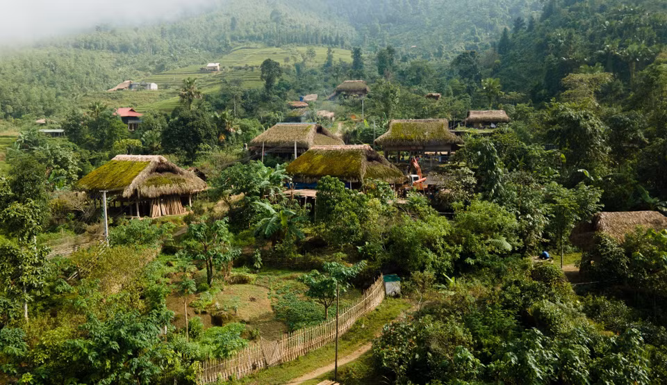 Une partie du village Xà Phin avec de vieilles maisons au toit de mousse verte.