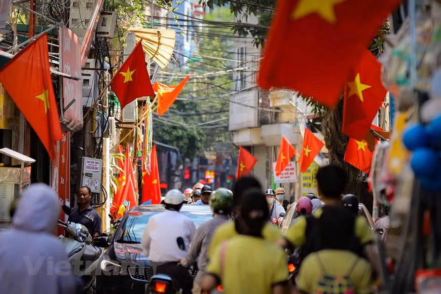 La Fête nationale est l’occasion pour les Vietnamiens de rendre hommage au Président Hô Chi Minh et de se rappeler une page glorieuse de l’Histoire nationale. La Révolution d'Août et la Fête nationale du 2 septembre sont des périodes brillantes dans l'histoire de la lutte pour la libération nationale et la défense du pays du peuple vietnamien. Depuis le 2 septembre 1945, soit plus grand événement du Vietnam au XXème siècle, les valeurs spirituelles de la grande unité nationale, de l'unité du Parti et du peuple se sont accrues au fil du temps. Ces 77 dernières années, sous la direction du Parti, le peuple vietnamien a surmonté toutes les épreuves, sacrifices et pertes pour défendre son indépendance et atteindre l'objectif de "peuple riche, pays puissant, démocratique, égal et civilisé". Photo : Vietnam+ 