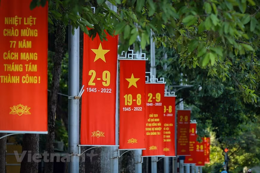 De nombreuses rues de la capitale sont ornées de drapeaux, des affiches et des bannières à cette occasion. Le 2 septembre est devenu depuis la Fête nationale au Vietnam afin de commémorer l'importance de cet évènement de 1945. Le 2 septembre est également l’occasion pour les Vietnamiens de rendre hommage à son Président Ho Chi Minh, l’oncle Hô, et de se rappeler une période historique nationale. Certains lui offrent des bâtonnets d’encens sur l’autel des ancêtres de la maison, d’autres se rendent à Ba Dinh pour le « voir ». Chaque année, de nombreuses activités commémoratives, des divertissements artistiques se tiennent le 2e jour de septembre dans l’ensemble du pays. Photo : Vietnam+
