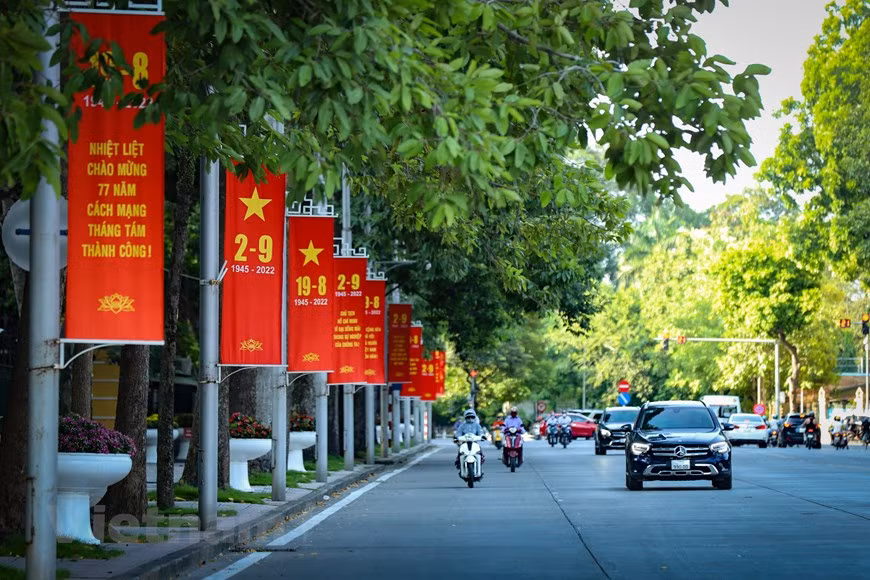Les rues menant au mausolée du Président Hô Chi Minh sont décorées pour les célébrations de la Fête nationale. Le mausolée du Président Hô Chi Minh se trouve sur la place de Ba Dinh, où l’Oncle Hô a lu la Déclaration d’indépendance du Vietnam en 1945. Le 2 septembre 1969, le Président Hô Chi Minh quittait ce monde. Forts de la vénération infinie pour le plus grand leader que la nation ait porté, mais aussi pour satisfaire l’aspiration du peuple, le Parti et l’État ont décidé de momifier sa dépouille mortelle et de construire son mausolée. Le mausolée est devenu un monument important de la capitale vietnamienne et fait partie intégrante de l’histoire politique et sociale du Vietnam. Le monde entier connaît le Président Hô Chi Minh comme héros de l’indépendance nationale, éminent homme de culture, ou encore grand penseur, théoricien hors pair, grand poète de la nation, grand journaliste révolutionnaire, stratège génial et diplomate exemplaire. Photo : Vietnam+