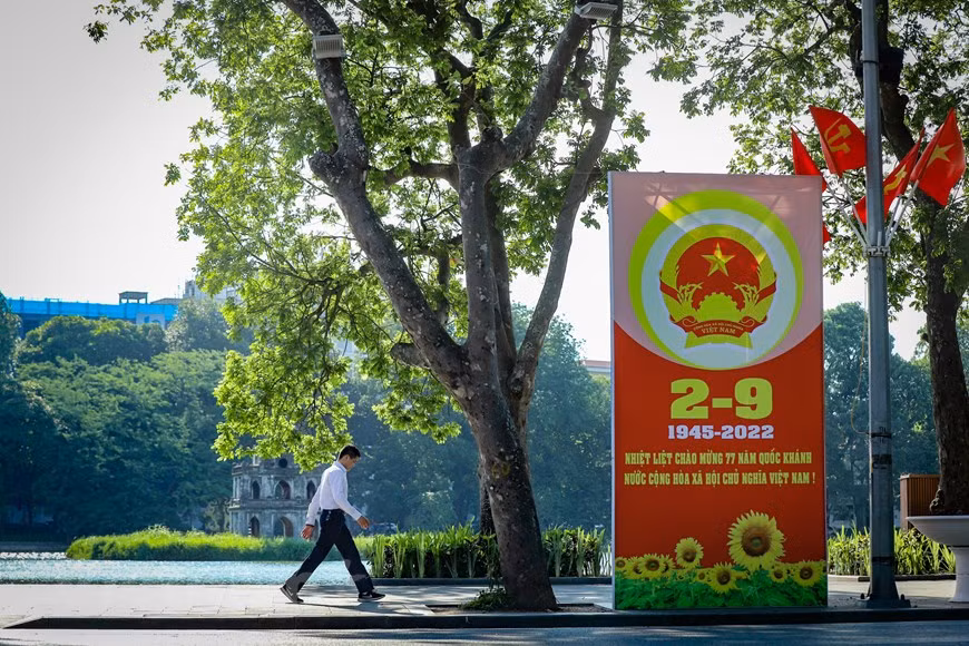 Des panneaux et des affiches sont installés autour du lac de l’Epée restituée - le coeur de la ville du dragon. Situé en plein cœur de la capitale vietnamienne, le lac de l'Épée restituée est sans doute la première image que le mot « Hanoi » évoque chez les Hanoïens résidant loin du pays. Il est vrai que ce lac en plein centre de la ville, avec son paysage calme et luxuriant, est un véritable miracle de poésie qui rend Hanoi unique aux yeux des touristes et en fait un lieu particulièrement attachant. Le lac et ses alentours constituent l’une des principales attractions de Hanoi. Les environs du lac présentent une verdure luxuriante et des édifices de deux ou trois étages datant de colonisation française. Le lac de l’Épée restituée fait partie du patrimoine culturel hanoien. Il est la perle précieuse de cette capitale millénaire. Photo: Vietnam+