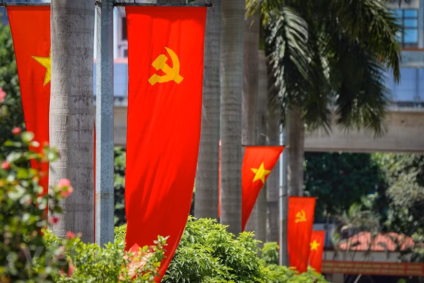 Les couleurs rouge et jaune des drapeaux nationaux se mêlent sous le soleil doré du ciel d'automne de Hanoi, contribuant ainsi à encourager les Vietnamiens à édifier et développer de manière prospère leur pays. Le Vietnam a reçu, ces dernières années, environ 430 milliards de dollars de capitaux d'investissement de 140 pays ou territoires dans près de 35.000 projets. Au cours des six premiers mois de l'année, le PIB a augmenté de 6,42 %. Le pays a établi des relations diplomatiques avec 190 pays, a organisé avec succès l'année 2017 de l'APEC, a accueilli le sommet République populaire démocratique de Corée-États-Unis en 2019, a été président de l'ASEAN en 2020, et plus encore. Photo : Vietnam+