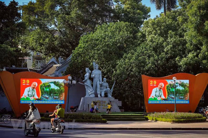 Les deux grands écrans led sont installés au Monument des Martyrs près du lac Hoan Kiêm pour présenter les images d’un Vietnam d’aujourd’hui. Surmontant les nombreuses difficultés et défis, le Vietnam est devenu une économie en développement, avec une vie de la population qui s’est largement améliorée, une situation politique et sociale stable, une défense et une sécurité garanties, et une intégration internationale de plus en plus profonde et large. Avec une croissance annuelle moyenne de 7% au cours des 35 dernières années, le pays se situe dans le groupe des 50 économies avec le plus grand Produit intérieur brut (PIB) et des 16 économies émergentes les plus prospères. Photo : Vietnam+