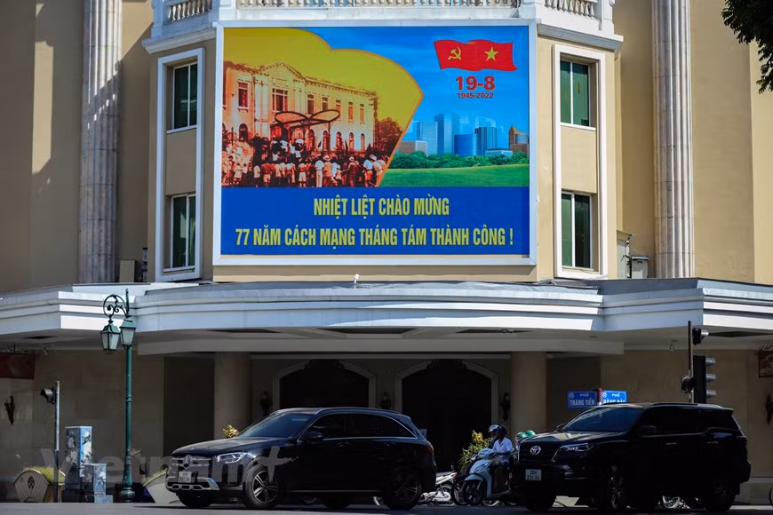 Un grand écran led est installé devant le Centre commercial Trang Tiên Plaza pour diffuser les clips saluant le 2 septembre, le jour qui marque l'indépendance du Vietnam. Trang Tiên Plaza est un des centres commerciaux les plus grands de la capitale de ce pays d’Asie du Sud-Est. Construit en 1999, ce centre est situé près de la Poste de Hanoi, face au lac de Hoan Kiêm (Epée restituée), arrondissement de Hoan Kiêm. Avec une superficie de 2.000 m2, Trang Tiên Plaza comporte 6 étages aux équipements modernes respectant les normes internationales, et il offre une grande variété de produits et de services. Photo : Vietnam+