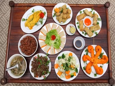Repas pour accueillir les morts lors de la fête de Vu Lan. Photo : CVN