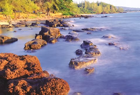 Couvrant une surface de 590 km2, cette île se trouve à 45 km de la ville de Hà Tiên, province de Kiên Giang (Sud), et à 50 minutes de vol de Hô Chi Minh-Ville. Phu Quôc possède un climat agréable, des produits frais abondants, des forêts primitives et des plages cristallines. Autant de conditions naturelles idéales pour séduire les visiteurs. Ses atouts touristiques comptent aussi les monts et îlots avoisinants.