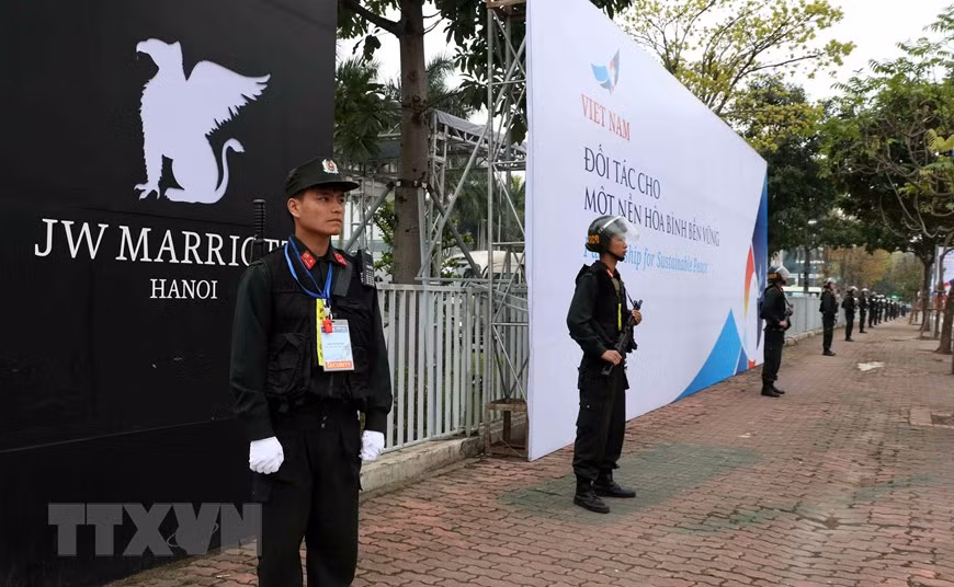 La force de la police mobile est présente autour de l'hôtel JW Marriott. Photo : VNA