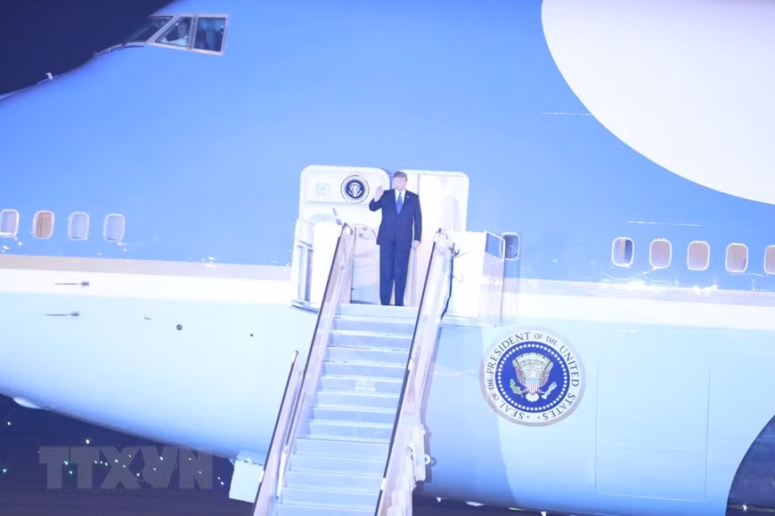  Le président américain Donald Trump est apparu à la porte de l'avion, saluant les délégués vietnamiens et américains à l'aéroport international de Nôi Bai. Photo : VNA