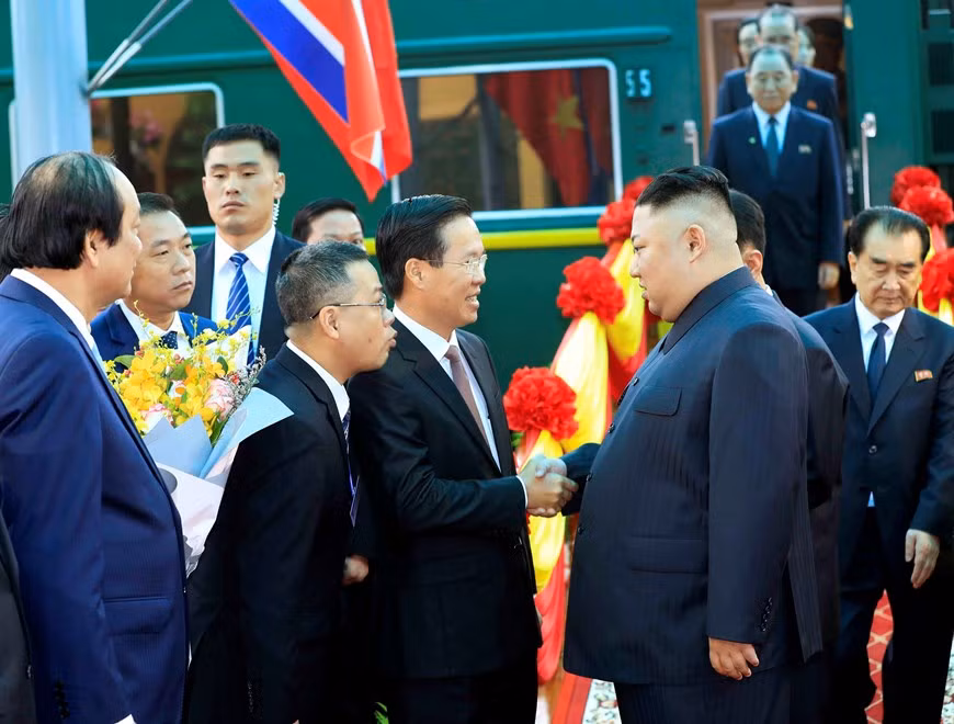  Vo Van Thuong, membre du Bureau politique, secrétaire du Comité central, chef de la Commission centrale de la propagande et de l’éducation du PCV accueille le président du Parti des travailleurs de Corée et de la Commission des affaires d’État de la RPDC, Kim Jong-un. Photo : VNA 