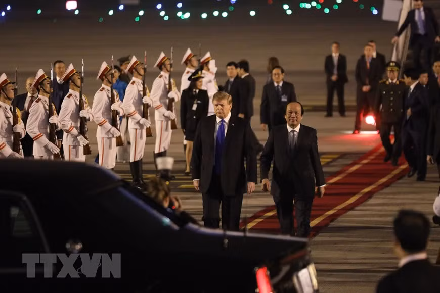  Le ministre et président du bureau du gouvernement, Mai Tiên Dung a accueilli le président américain Donald Trump à l'aéroport international de Nôi Bai.