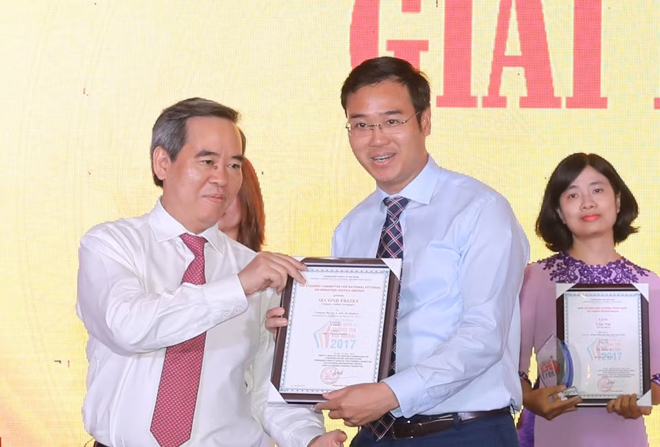 Nguyen Van Binh, chef de la Commission centrale de l'Économie du PCV, remet le deuxième prix 