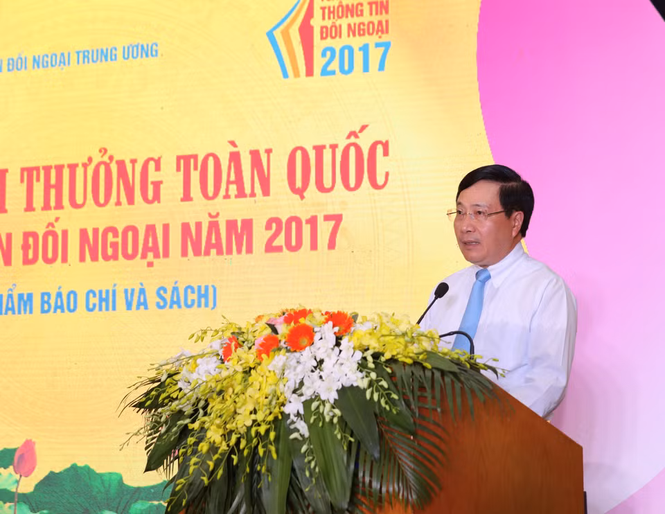 Le vice-Premier ministre et ministre des Affaires étrangères Pham Binh Minh à la cérémonie de remise des récompenses du Prix national de l’information pour l’étranger 2017 