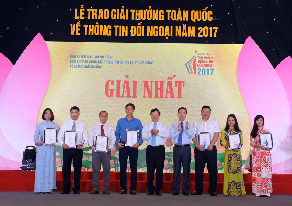 Le vice-Premier ministre Pham Binh Minh (centre) et Vo Van Thuong (4e, droite), chef de la Commission de la propagande et de l'éducation du Parti communiste du Vietnam (PCV) ont remis le premier prix 