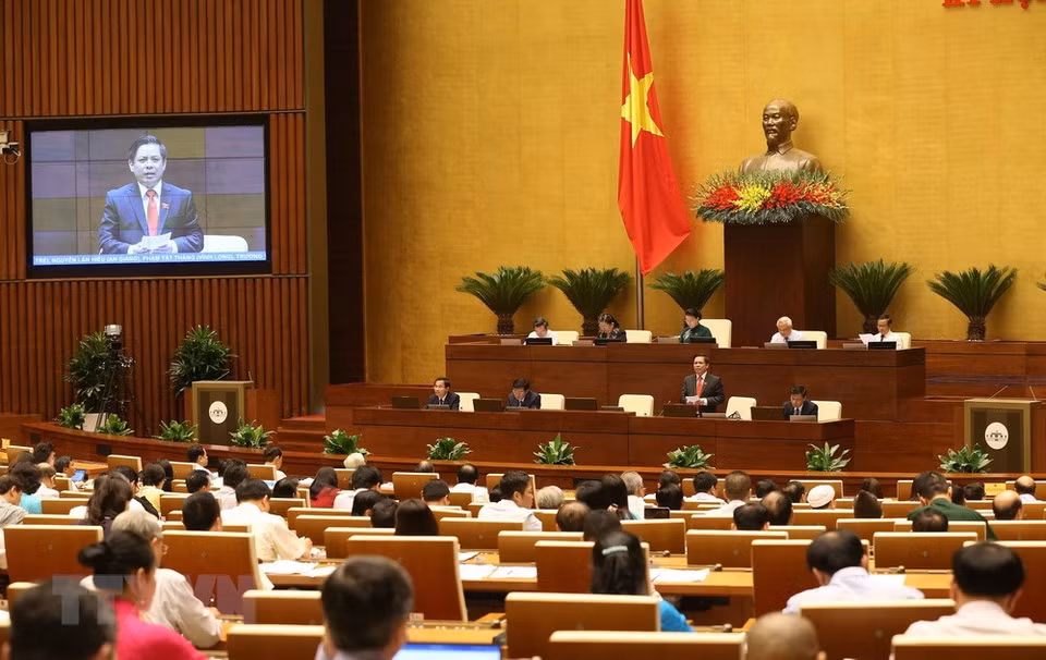  Le ministre des Communications et des Transports Nguyên Van Thê répond aux interpellations des députés. 