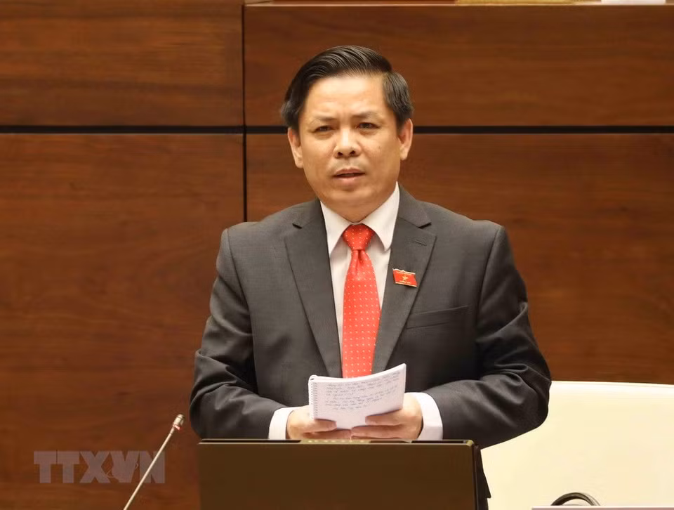  Le ministre des Communications et des Transports Nguyên Van Thê répond aux interpellations des députés. 