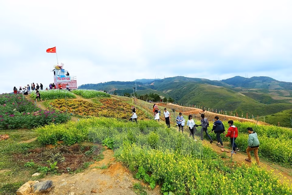 Touristes au col de Pha Din. 