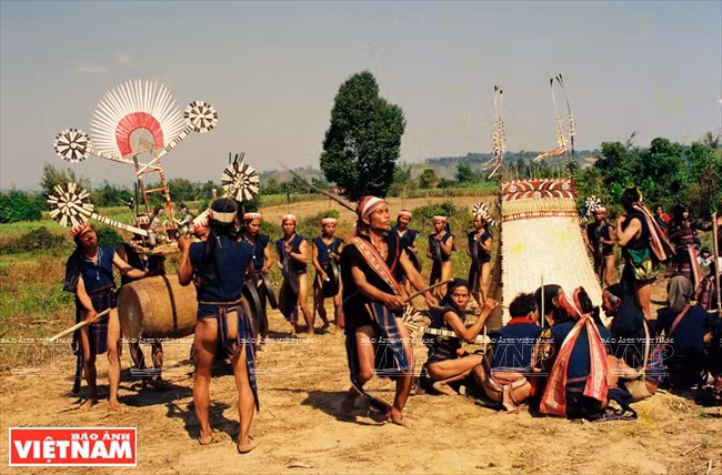 On joue du gong dans la cérémonie d’abandon de la tombe de l’ethnie Joraï. Photo: Archives.