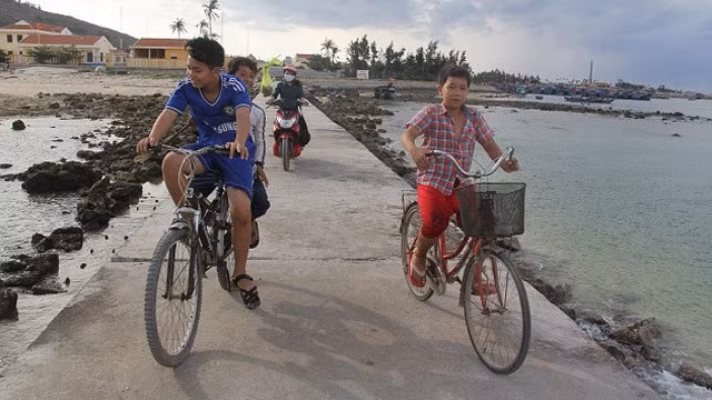 Enfants à vélo.