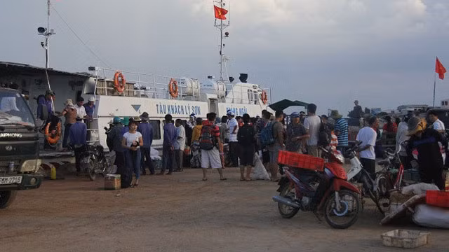 L’animation du port au crépuscule. 