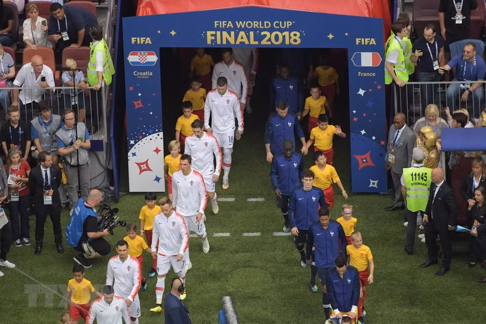 Les équipes de France et de Croatie entrent sur le terrain pour la finale. 