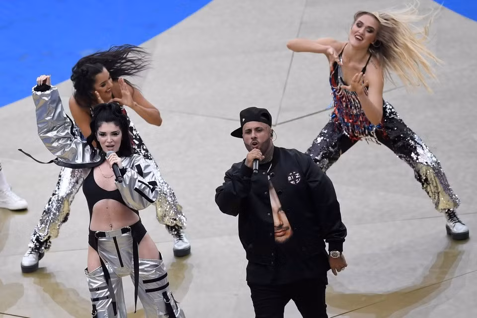  La chanteuse Era Istrefi (gauche) et Nicky jam (droite) présentent le tube ''Live it up'', chanson officielle de la Coupe du Monde 2018. 