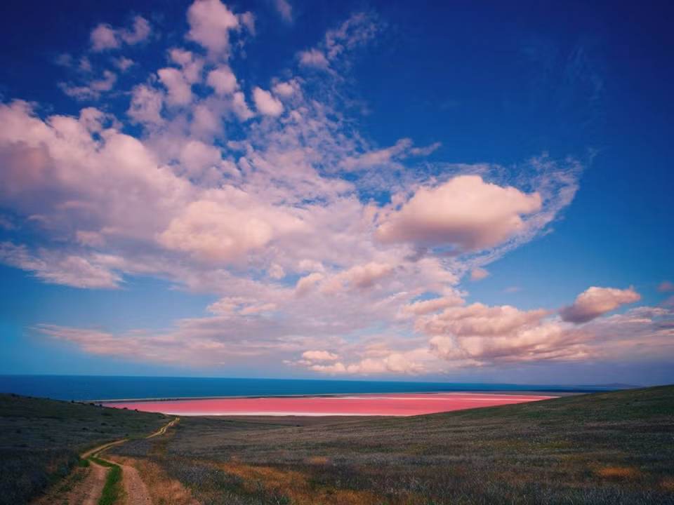 Le lac Hillier est situé en Australie-Occidentale. Il est célèbre pour ses eaux rose-vif. ​Credit photo : Condé Nast Traveler 