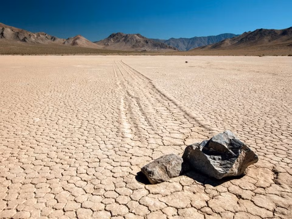  D'énormes pierres creusent des sillons dans la boue séchée de la vallée de la Mort en Californie, aux Etats-Unis. Des scientifiques ont mesuré ces étranges promenades et trouvé une explication : du windsurf sur des carreaux de glace. Credit photo : ABC News