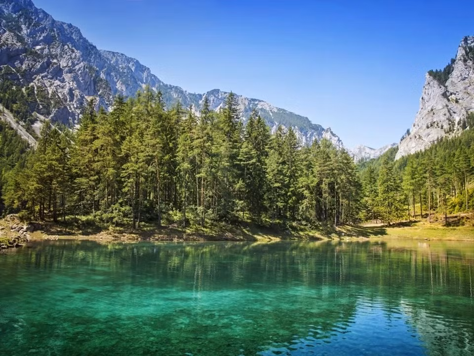 Le Grüner See (Lac vert) en Autriche. En automne, il s’assèche. Au printemps, lorsque la neige ​de la montagne Hochschwab et ​celles environnantes commence à fondre, ​il renaît. Sa profondeur maximale est d’environ 13 mètres. Credit photo : Huffington Post.