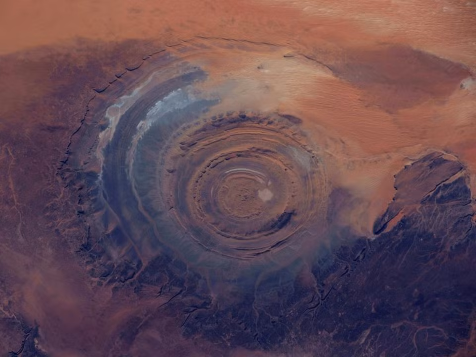 La structure de Richat, surnommée aussi "l'oeil du Sahara", est une structure géologique située dans le désert du Sahara en Mauritanie. Credit photo : NASA
