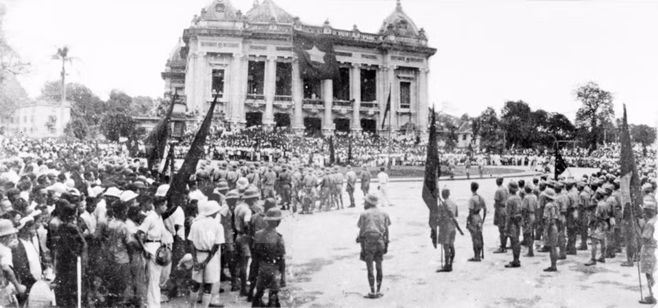 Les ​unités ​de guérilla se réunissent devant l'Opéra de Hanoi, le 30 août 1945. Source : archives de la VNA 