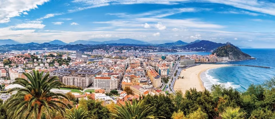 Saint-Sébastien est une ville d’Espagne. Baignée par les eaux de la mer Cantabrique, à l'embouchure de la rivière Urumea, elle doit une grande partie de sa célébrité à sa rade et à la baie de la Concha. Elle est devenue une destination à ne pas manquer pour les touristes. 