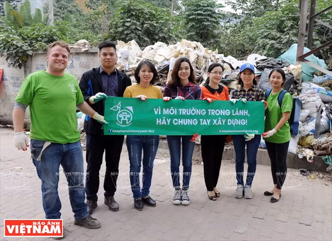 ''Keep Hanoi Clean'' en action dans la rue Pham Van Dông. 