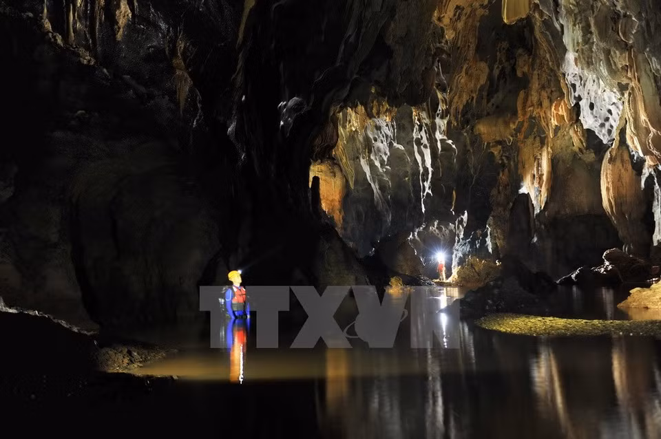 Exploration de la grotte de Toi. Photo : Minh Duc/VNA 