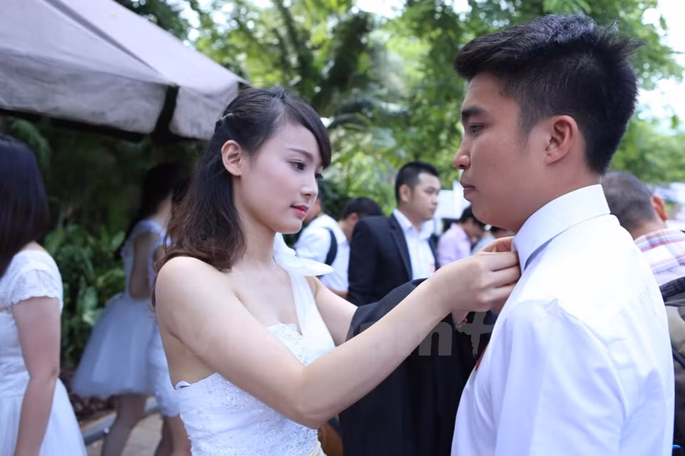 La mariée Mai Thi Giang (23 ans) et le marié Nguyen Huu Long (27 ans) ont été éliminés au premier tour, mais le couple s'est bien amusé. Photo : Minh Son/VNA 