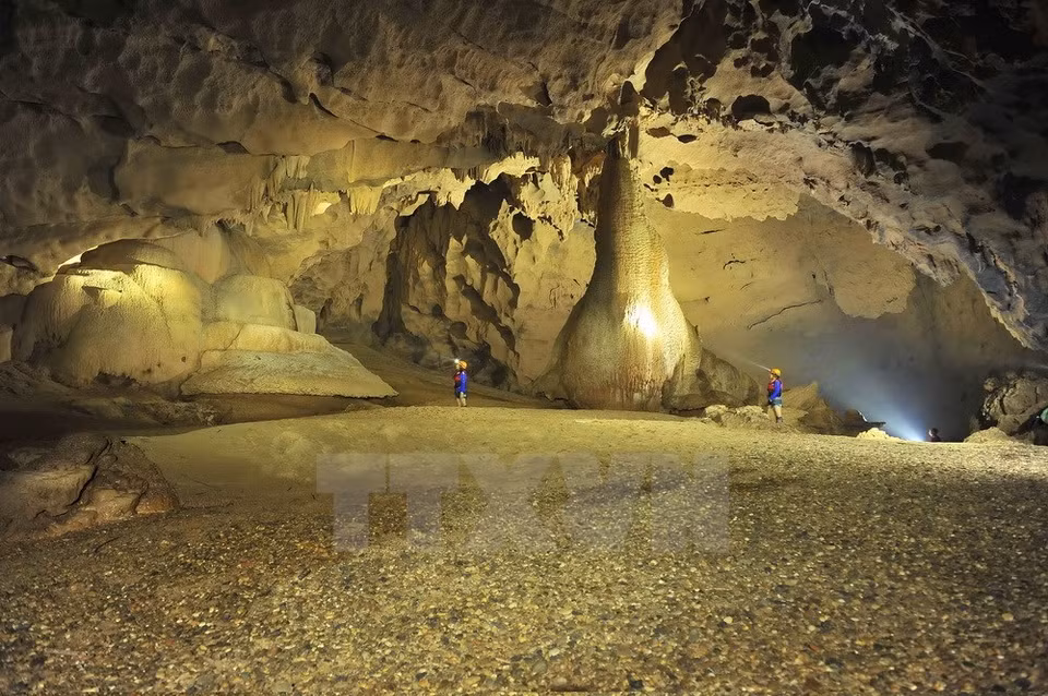 Un banc de sable à l'intérieur de la grotte. Photo : Minh Duc/VNA 