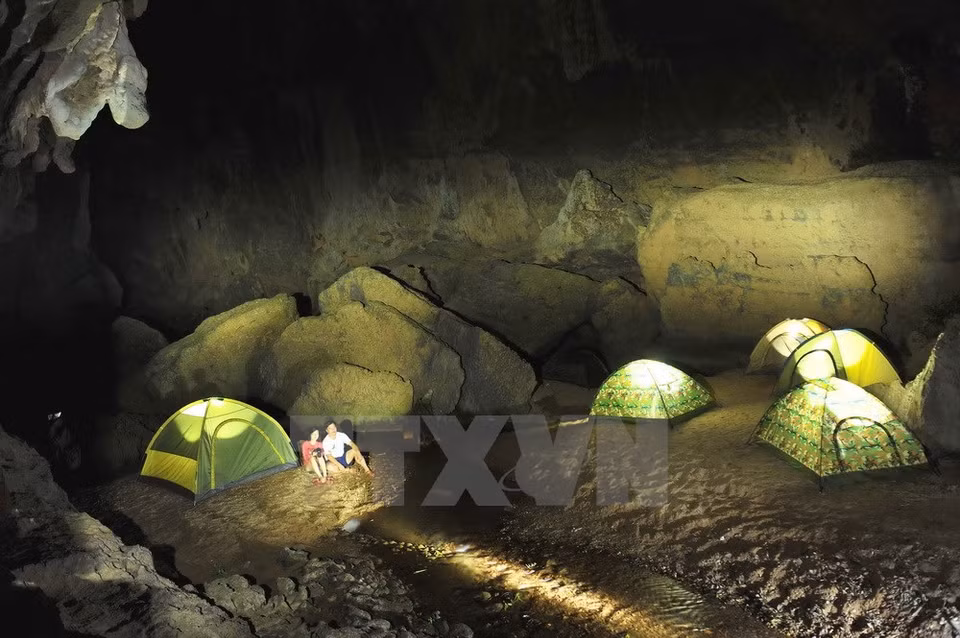 Bivouac au fond de la grotte Toi. Photo : Minh Duc/VNA