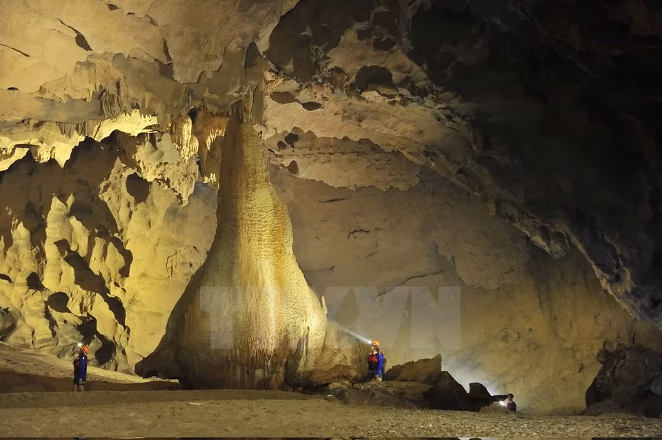 Un stalagmite spectaculaire situé à 400 mètres de l'entrée de la grotte. Photo : Minh Duc/VNA 