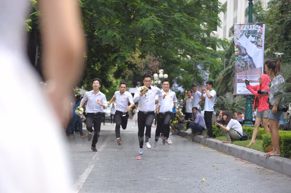 50 couples ont participé à un mariage collectif et à une course absolument renversante à Hanoi. Photo : Minh Son/VNA 