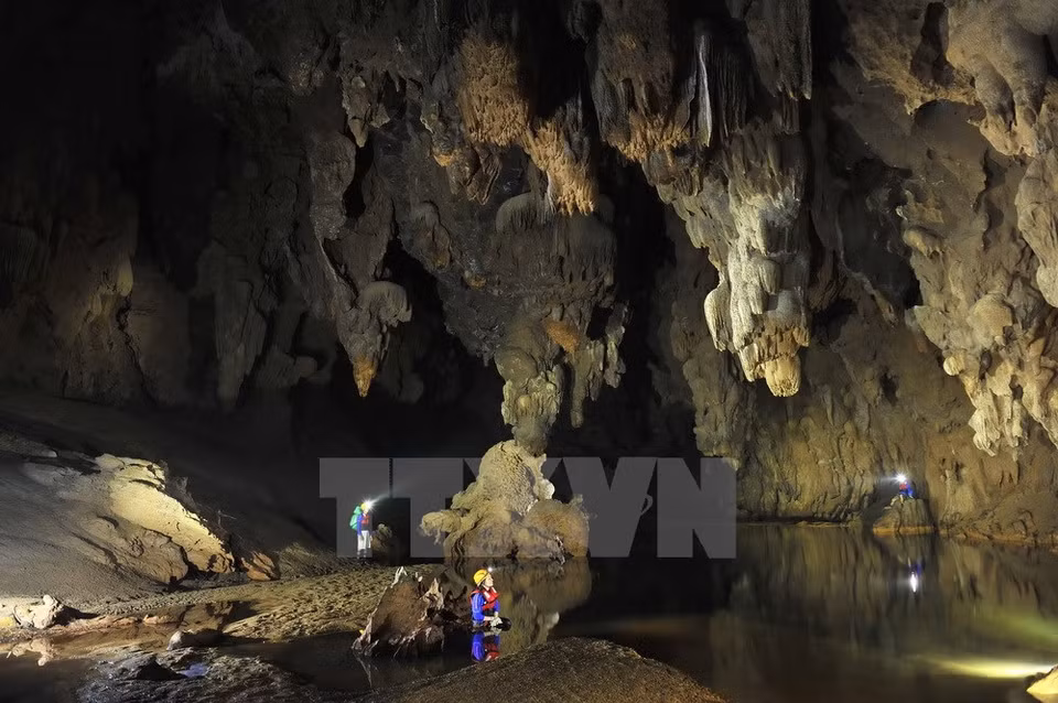 Les premiers explorateurs ont comparé la grotte à un palais doré. Photo : Minh Duc/VNA 