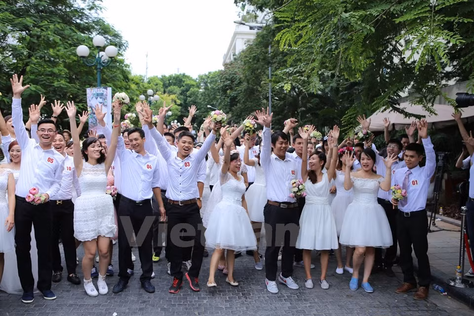 La course ​restera un sacré souvenir pour les couples. Photo : Minh Son/VNA 