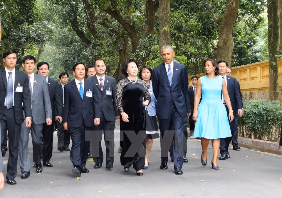 La présidente de l’Assemblée nationale​ vietnamienne, Nguyen Thi Kim Ngan, ​rencontre le président américain Barack Obama ​dans la zone de commémoration du Président Ho Chi Minh au palais présidentiel. 
