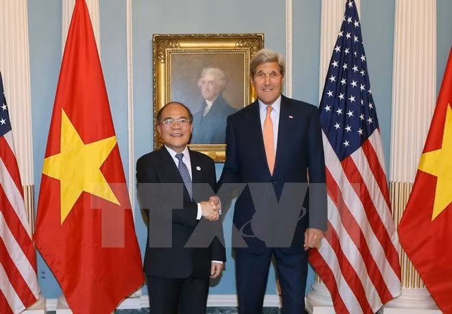 Le président de l'Assemblée nationale Nguyen Sinh Hung et le secrétaire d'Etat américain John Kerry. 