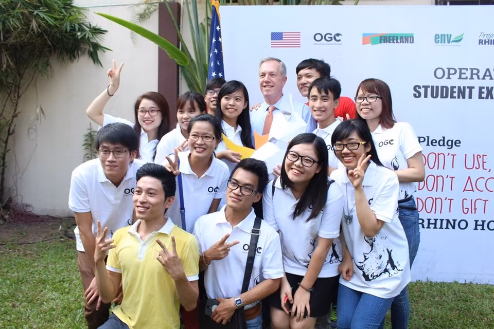 L'ambassadeur Ted Osius et des jeunes vietnamiens.