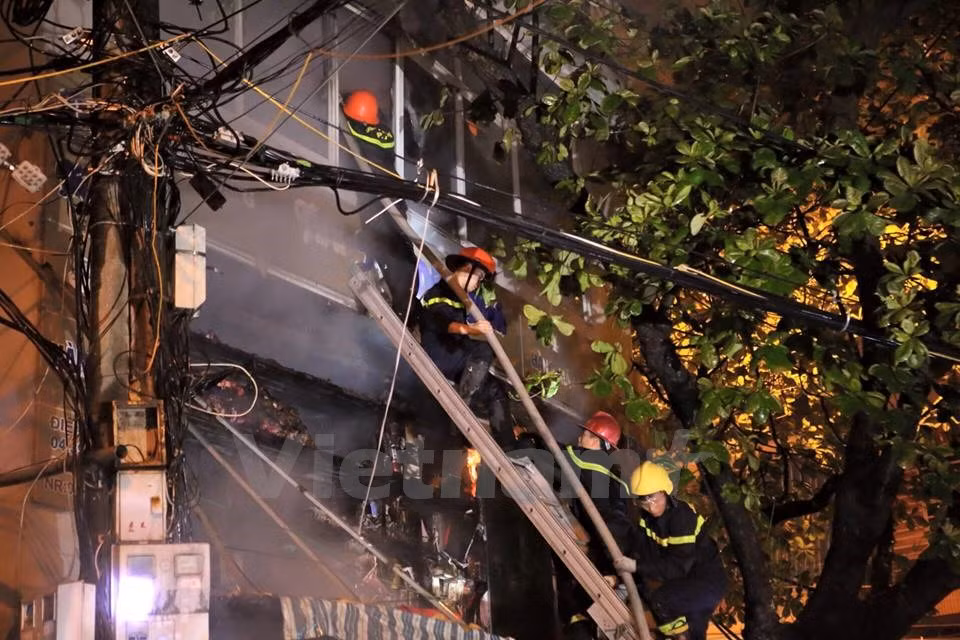Les pompiers ont rencontré beaucoup de difficultés pour éteindre le sinistre. 