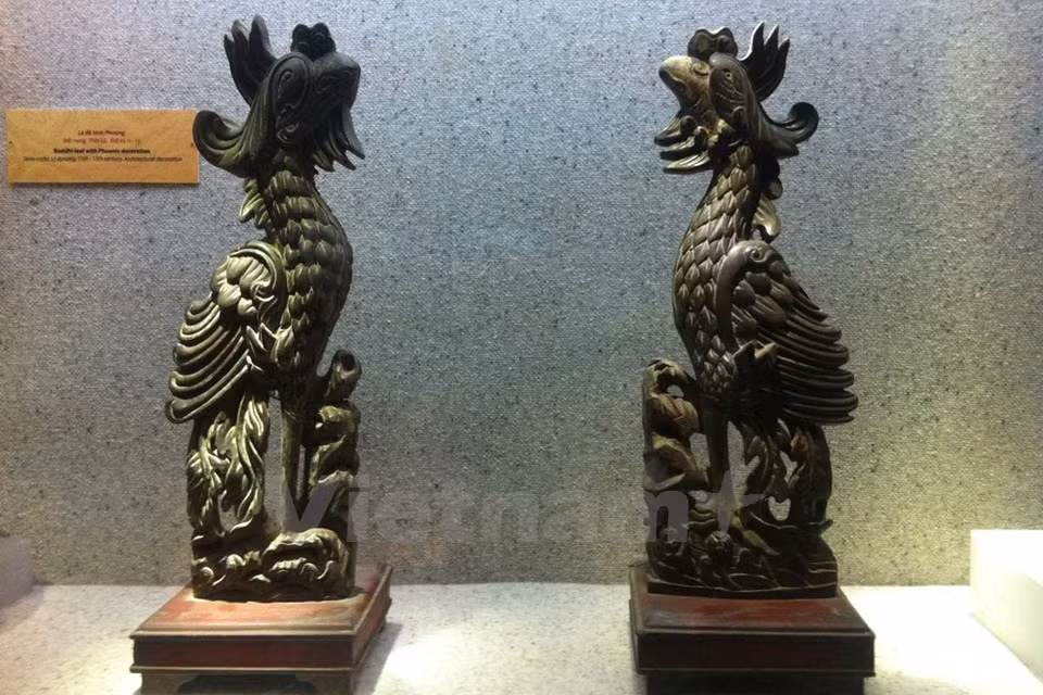 Une paire de phénix en bois ​du règne ​de Lê Trung Hung, dynstie des Lê postérieur, XVIIe-XVIIIe siècles. 