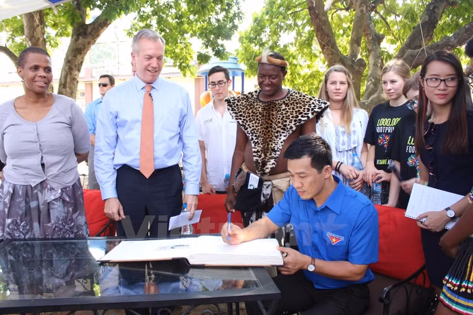 Vũ Minh Lý, directeur du Centre national des volontaires de l'Union de la jeunesse communiste Ho Chi Minh, signe l'engagement de protéger les rhinocéros.
