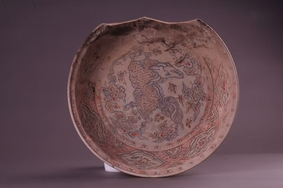 ​Assiette en céramique décorée ​d'une carpe se transformant en dragon, XVe siècle. 